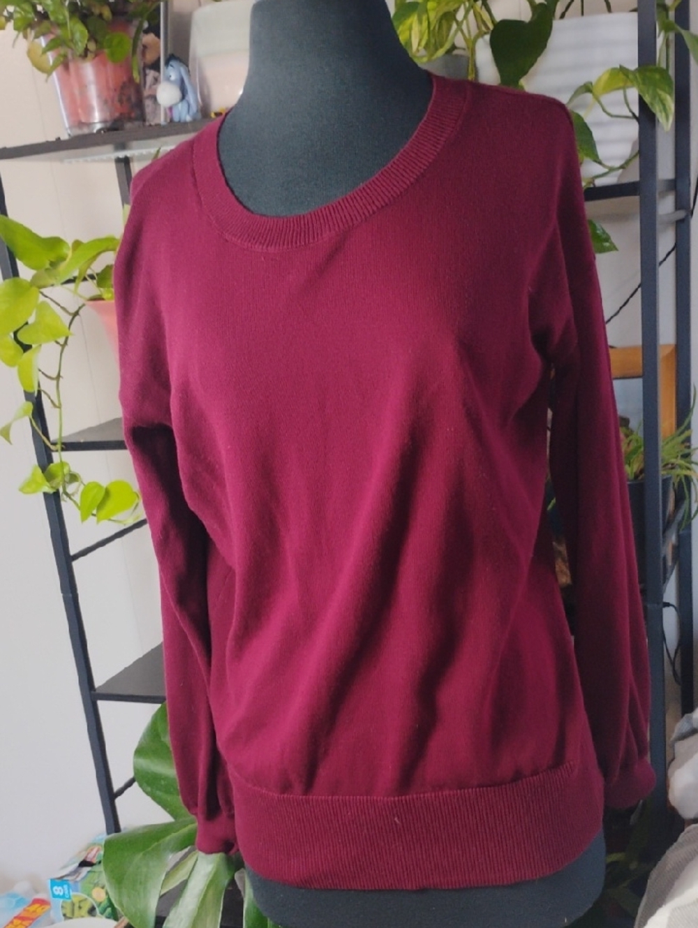 Harper Lane Women's Medium Crewneck Sweater in Wine With Back Button Details